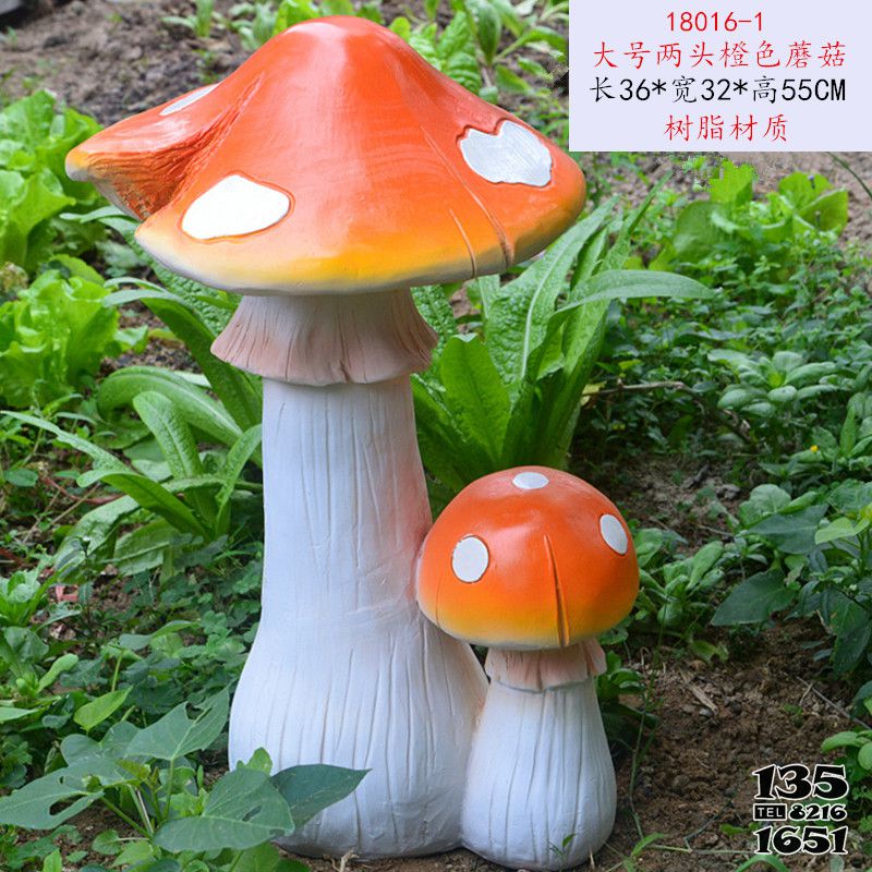 蘑菇雕塑-玻璃鋼材質(zhì)大小不一的蘑菇雕塑高清圖片