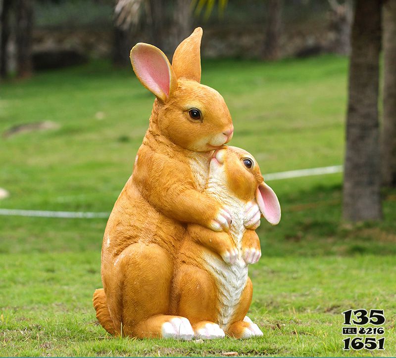 兔子雕塑-動物園兩只玻璃鋼黃色母子兔子雕塑高清圖片