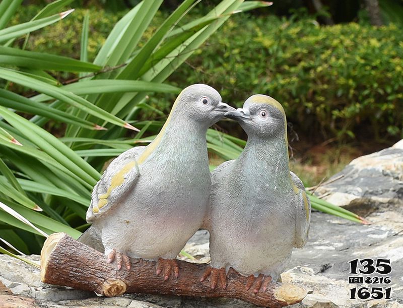 鴿子雕塑-公園花園廣場玻璃鋼創意親親鴿子雕塑高清圖片