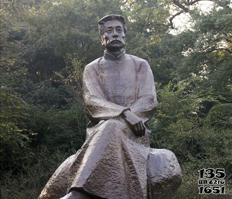 魯迅雕塑-玻璃鋼公園景區景觀人物景觀裝飾品坐在石頭上的魯迅雕塑高清圖片