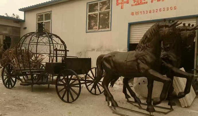 玻璃鋼歐式馬車雕塑-公園玻璃鋼歐式馬車高清圖片