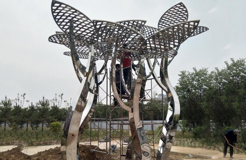 鏡面不銹鋼抽象大樹雕塑-不銹鋼公園鏡面抽象大樹高清圖片